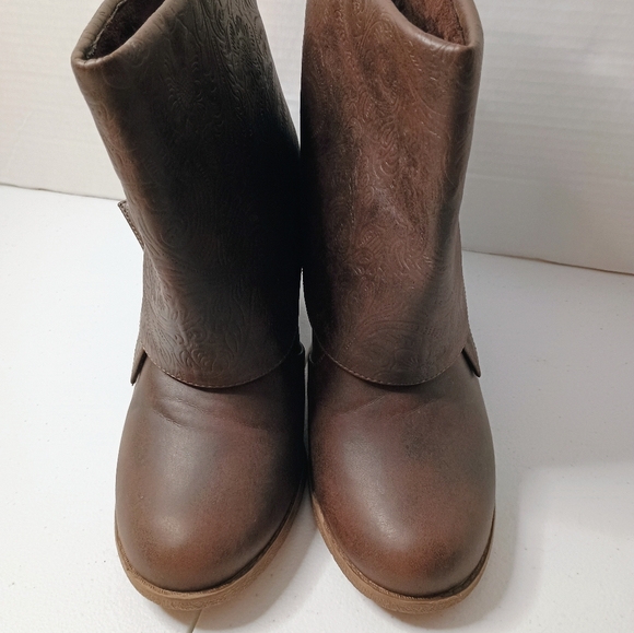 Mukluks Chris Embossed Floral Fold Over Overlap Heeled Boots. Button Accents - Picture 5 of 8